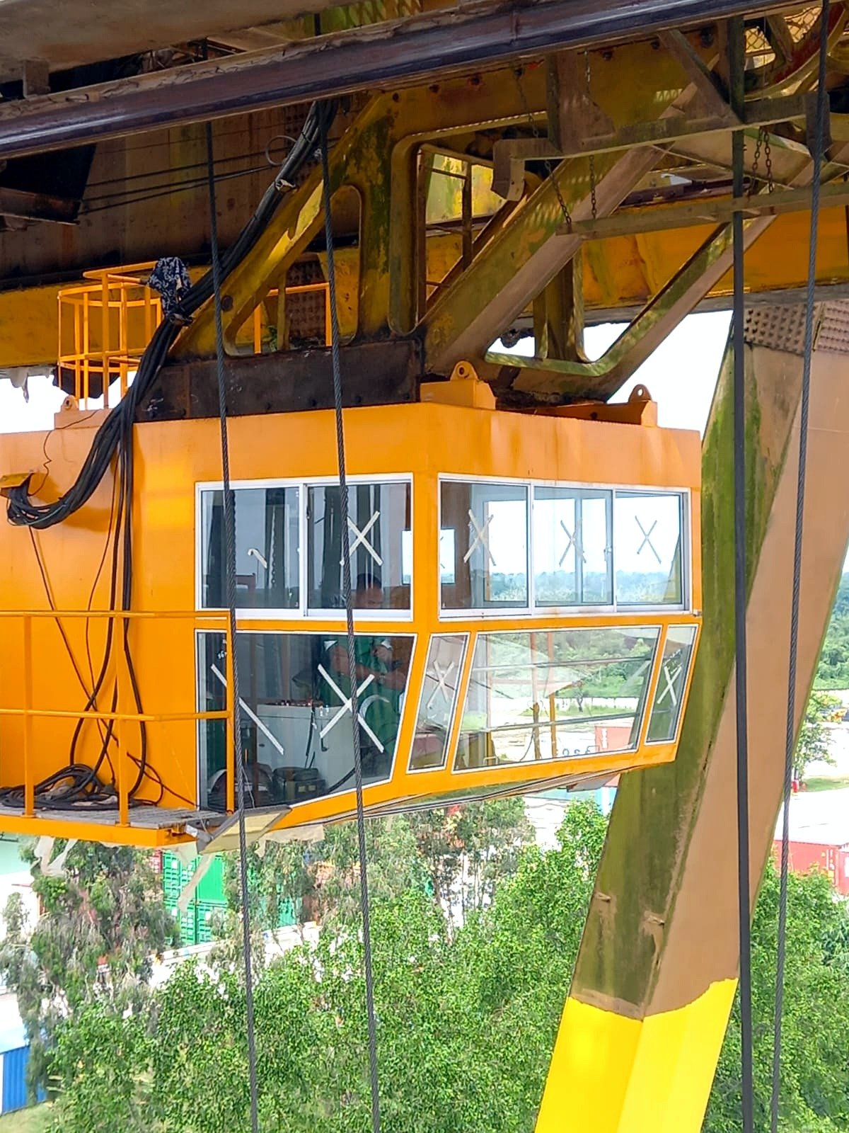 Refurbished operator cabin installed on the crane.